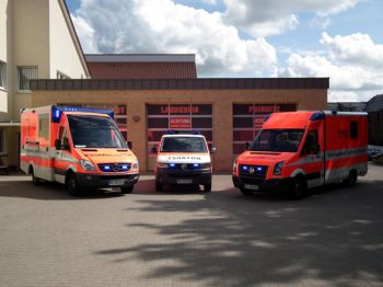 Einsatzfahrzeuge vor der Wittenberger Rettungswache (Foto: LK Prignitz)