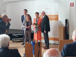 Brigitte Förster (2.v.r.) aus Barenthin erhielt einen „Veltener Teller“ aus den Händen von Sozialministerin Ursula Nonnemacher (3.v.r.). Foto: Diether Pickel
