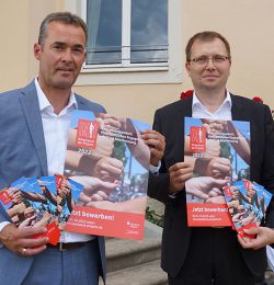 Torsten Uhe (l.) und André Wormstädt gaben den Auftakt für den Bürgerpreis der Prignitz 2022. Bis zum 31. Oktober kann man sich bewerben. Foto: Landkreis Prignitz