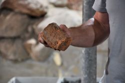 Ziegelreste des alten Steinwerks aus dem 13. Jahrhundert, das bei den Arbeiten im früheren Kinosaal entdeckt wurde. Foto: Landkreis Prignitz