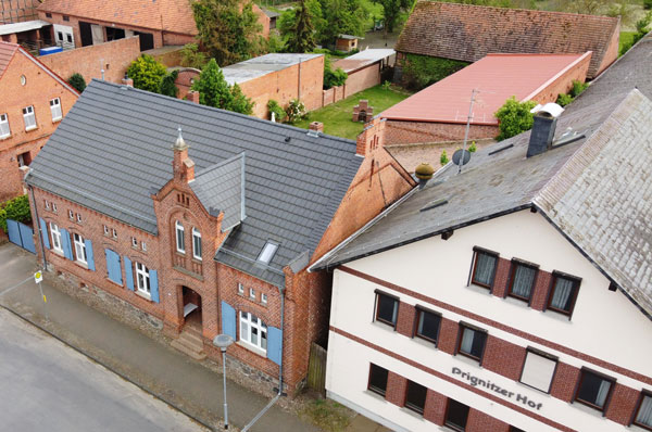 Beispielhaft denkmalgerecht saniert: das bäuerliche Gehöft Dorfstraße 31 in Legde. Foto: Landkreis Prignitz