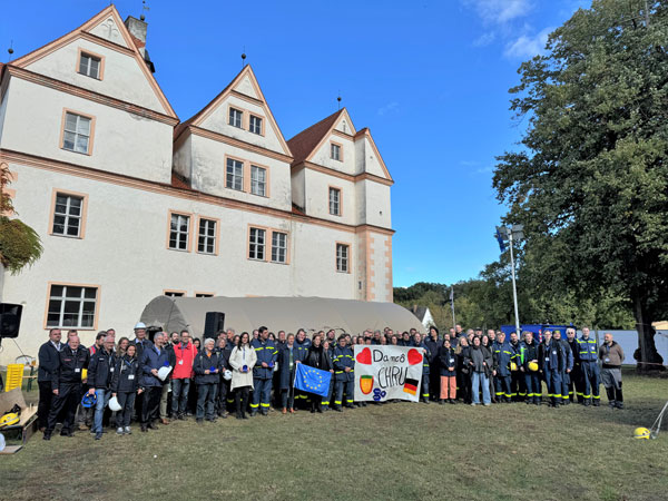  Zum Abschluss stellten sich alle Beteiligten an der Übung zum Gruppenbild vor dem Schloss Demerthin auf. Foto: Bernd Atzenroth / Landkreis Prignitz