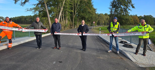 Das Durschneiden des Bandes ist bei einer Straßenübergabe ein symbolischer Akt. (Foto: LK Prignitz)