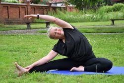 Miriam Thiel-Alberts wird von nun an neue Yoga-Kurse an der Kreisvolkshochschule Prignitz anbieten.  (Fotonachweis: Landkreis Prignitz/Bernd Atzenroth)