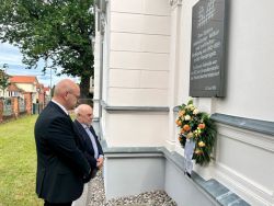 Der Kreistagsvorsitzende Harald Pohle (l.) und Landrat Christian Müller legen den Kranz nieder, um den Opfern zu gedenken. Foto: LK Prignitz