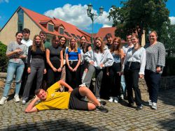 Die Betriebserkundung beim Landkreis Prignitz hat den Schülerinnen und Schülern aus Wittenberge sichtlich Spaß gemacht. Foto: Gina Werthe / Landkreis Prignitz
