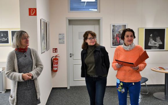 Christina Rätke (r.), Gleichstellungsbeauftragte beim Landkreis Prignmitz, eröffnete die Ausstellung. Foto: Bernd Atzenroth / Landkreis Prignitz