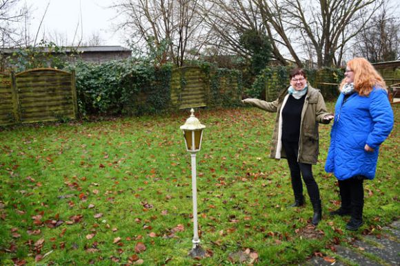 Hier könnte einmal die neue Sitzecke stehen, wie Dietra Schwarz (l.) und Sabrina Schmidt zeigen. Für die Anschaffung wünschen sie sich Spenden. Foto: Bernd Atzenroth / Landkreis Prignitz