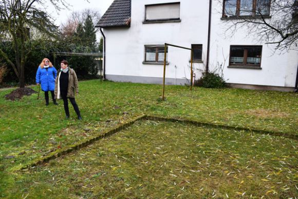 Im Garten der Unterkunft gibt es genug Platz für eine Aufenthaltsgelegenheit, wie Sabrina Schmidt (l.) und Dietra Schwarz hier zeigen.  Foto: Bernd Atzenroth / Landkreis Prignitz