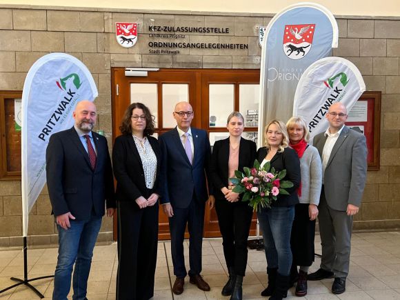 Treffen im Pritzwalker Bahnhof aus Anlass von fünf Jahren Zulassungsstelle Pritzwalk: Für den Landkreis Prignitz waren Landrat Christian Müller (r.) und die Zweite Beigeordnete Dr. Sabine Kramer (2.v.r.) gekommen. Die Stadt Pritzwalk war durch Bürgermeister Dr. Ronald Thiel (3.v.l.) und den Leiter des Amtes für Bürgerservice, Jan Waldmann (l.), vertreten. Foto: Hanno Taufenbach / Landkreis Prignitz