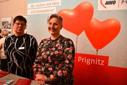 Dietra Schwarz (l.) und Marena Hirsekorn war die Freude über das gute Spendenergebnis für die AWO Obdachlosenunterkunft Groß Pankow anzusehen. Foto: Bernd Atzenroth / Landkreis Prignitz