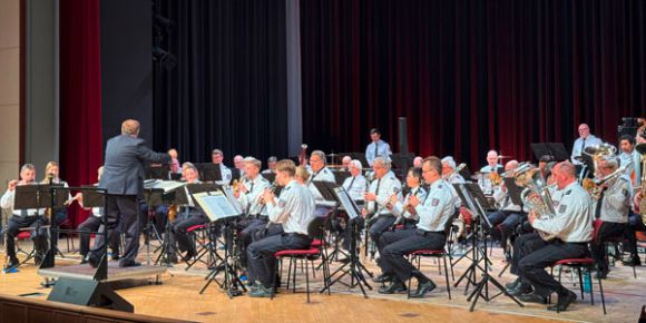 Die Musikerinnen und Musiker vom Landespolizeiorchester Brandenburg begeisterten mit ihren hochklassigen Darbietungen. Foto: Bernd Atzenroth / Landkreis Prignitz