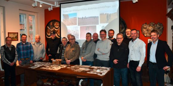 Beim Jahrestreffen der Bodendenkmalpfleger staunten alle Anwesenden über viele interessante Funde, die auf dem Tisch im Perleberger Stadt- und Regionalmuseum ausgelegt waren. Foto: Bernd Atzenroth / Landkreis Prignitz