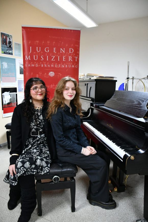 In der Kategorie Gesang (Pop) gehen Farah Alfares (l.) und Nora Mittermaier an den Start. Foto: Kreismusikschule Prignitz