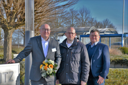 Thomas Deppenkemper (l.), neuer 2. Geschäftsführer der Unternehmensgruppe ELBMED Prignitz, wurde am ersten Arbeitstag vom Prignitzer Landrat Christian Müller (M.) und vom 1. Geschäftsführer Karsten Krüger vor dem Kreiskrankenhaus Prignitz begrüßt. Foto: Bernd Atzenroth / Landkreis Prignitz