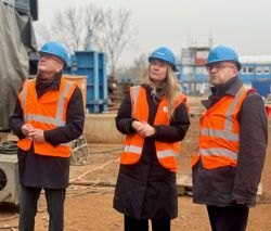 Projektleiterin Kathrin Fiedler (m.), Landrat Christian Müller (r.) und der Brandenburgische Verkehrsminister Detlef Tabbert (l.). - Foto: LK Prignitz