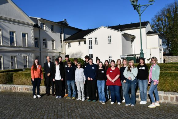 Zum Gruppenbild stellten sich die Schülerinnen und Schüler auf dem Hof der Kreisverwaltung auf. Rechts Isabell Becker, 2.v.l. Daniel Krause-Pongratz. Foto: Bernd Atzenroth / Landkreis Prignitz