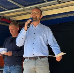 Manuel Schmidt, Sachbereichsleiter Hilfe in besonderen Lebenslagen/Betreuungsbehörde des Landkreises Prignitz, stand für einen Redebeitrag beim Protesttag auf der Bühne. Foto: LK Prignitz