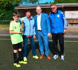 Schüler Nino Frauendienst (Klasse 6b, l.) und Lehrerin Birgit Kreklow erhielten aus der Hand von Landrat Christian Müller der Wanderpokal der Grundschulen, zur Freude von Organisator Frank Dannehl (r.). Foto: Bernd Atzenroth / Landkreis Prignitz