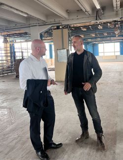 Landrat Christian Müller im Gespräch mit dem Investor Renaud Vercouter. / Foto: LK Prignitz
