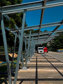Auf dem Parkplatz der Kreisverwaltung hat der Hochbau zur Überdachung von 100 Parkplätzen mit PV-Anlagen begonnen. Foto: Bernd Atzenroth / Landkreis Prignitz
