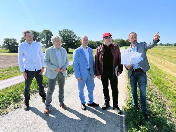 Begutachteten den frisch sanierten Deich bei Wentdorf (v.l.n.r.): Marc Frankowiak; Sachbereichsleiter Umwelt in der Kreisverwaltung, der Wittenberger Bürgermeister Dr. Oliver Hermann, Landrat Christian Müller, Umwelt-Staatssekretär Gregor Beyer und Robert Schmidt vom Landesamt für Umwelt, der allen die Sanierungsmaßnahmen erläuterte. Foto: Hanno Taufenbach / Landkreis Prignitz