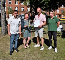 Die LandkreisBiker hatten die meisten Radler in einem Team gestellt: Dafür überreichte Radwegekoordinatorin Jacqueline Fuhrmann (r.) den Preis an Robin Draheim (l.), Melanie Behm und Heimo Grahl. Foto: Bernd Atzenroth / Landkreis Prignitz