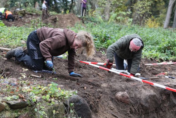 Neben den Studentinnen und Studenten der HTW Berlinn konnten sich auch interessierte Bürgerinnen und Bürger aus Kletzke bei den Grabungen beteiligen. (Foto: Simone Ahrend)
