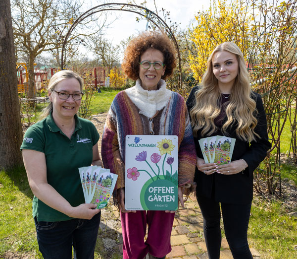 Ab sofort gibt es den neuen Flyer - Juliana Wendt (VR-Bank), Schirin Schahbaz (Der Alpakahof), Katharina Christlieb (WFG) (von rechts nach links) Foto: Ronny Löwe