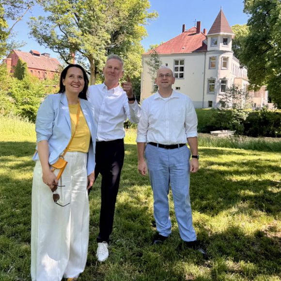 (v.l.n.r.) Ministerin Dr. Manja Schüle, Eigentümer Lutz Lange und Landrat Christian Müller. (Bildnachweis: Gina Werthe / Landkreis Prignitz)