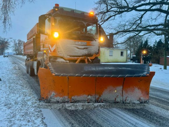 Voll im Einsatz waren die Räumfahrzeuge der Kreisstraßenmeisterei Prignitz auch am  Donnerstag, 5. Februar 2026, hier zum Beispiel in Breese. In diesem Winter lag der Streusalzverbrauch bereits bei über 900 Tonnen. Foto: Gina Werthe / Landkreis Prignitz