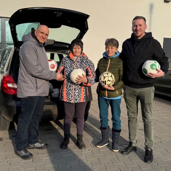 Adrean Beckmann (r.) und Adrien Muxfeld (l.) von der „Landkreis-Mannschaft“ überreichten an die Vereinsvorsitzende Margit Preiß (2.v.l.) und Ute Mangold das Spendengeld und die alten Fußbälle für den Gnadenhof in Kolrep.  Foto: Landkreis Prignitz/Bernd Atzenroth