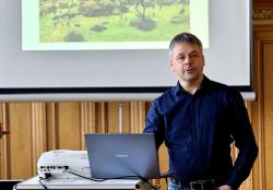 Torsten Geue begibt sich mit den Schülerinnen und Schülern durch eine Zeitreise. / Foto: LK Prignitz, Gina Werthe