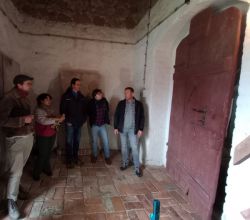 Im Fokus der Betrachtung stand insbesondere die Tür im Westportal der Uenzer Kirche. Foto: Caroline Hähnel/Landkreis Prignitz