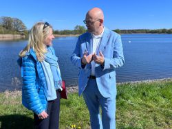 Landrat Christian Müller erklärt Manuela Heise, ILB-Bereichsleiterin Infrastruktur, die Pläne des Landkreises zum Umbau der Speichers Preddöhl. Hier soll ein Landschaftssee entstehen, der auch künftig für die Naherholung genutzt werden kann. Foto: LK Prignitz