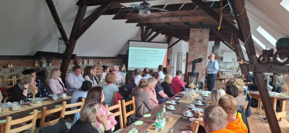 Vortrag von Ulrich Wendte beim Fachtag Pflege in Sarnow. Foto: Isabel Raab / Landkreis Prignitz