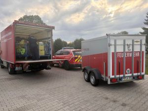 In Wildberg trafen sich Einsatzkräfte aus den Landkreisen Prignitz, Ostprignitz-Ruppin und Oberhavel sowie der Landeshauptstadt Potsdam, um gemeinsam die Hilfslieferung zu verladen. Die Prignitzer haben sie dann ins Einsatzgebiet gebracht. Foto: Landkreis Prignitz