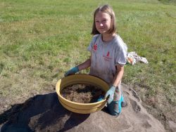Die 13-jährige Olga ist bereits zum zweiten Mal im Sommercamp der „Jungen Archäologen Prignitz“ dabei. / Foto: Caroline Hähnel/Landkreis Prignitz