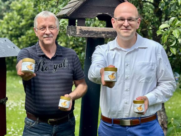 Frank Schlünz und Landrat Christian Müller präsentieren stolz das fertige Produkt. Foto: Gina Werthe / Landkreis Prignitz
