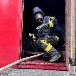 Kommunikation zwischen den Kameraden ist in der Brandsimulationsanlage das A und O. / Foto: Landkreis Prignitz/Gina Werthe