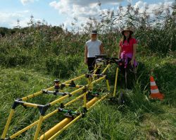 Dr. Sophie Stephan (l.) und Daniela Picon Quintero untersuchten die elektrische Leitfähigkeit im Boden nahe dem Burgwall Dallmin/Postlin. / Foto: LK Prignitz/ Caroline Hähnel