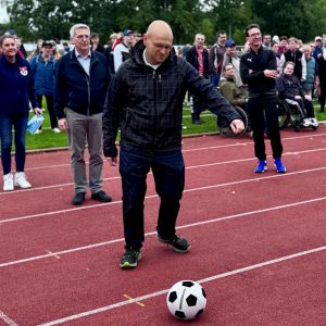 Landrat Christian Müller beweist seine Ballkünste an der Fußballwand.