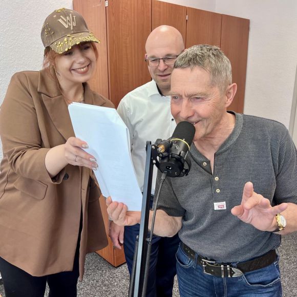 Landrat Christian Müller und Gina Werthe, Projektkoordinatorin und Sachbearbeiterin Social Media des Landkreises Prignitz, lauschen Udo Schenk bei der Aufnahme der Bushaltestellen. Foto: Landkreis Prignitz/Hanno Taufenbach