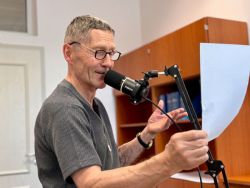 Udo Schenk wird künftig mit einer seiner bekanntesten Synchron-Stimmen im Wittenberger Busverkehr zu hören sein. Foto: Landkreis Prignitz/Gina Werthe
