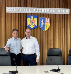 Landrat Christian Müller (r.) gemeinsam mit dem Präsidenten Ion Dumitrel im Verwaltungsgebäude in Alba lulia.  Fotonachweis: Landkreis Prignitz / Natalie Ellenrieder