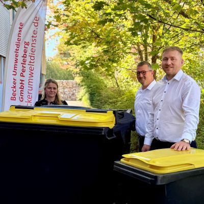 Christin Laabs, Hauptsachbearbeiterin Abfallwirtschaft beim Landkreis Prignitz, Robert Enge, Geschäftsführer der Becker Umweltdienste GmbH Perleberg, und Adrean Beckmann, Sachbereichsleiter Kreisentwicklung, ÖPNV und Abfallwirtschaft, freuen sich, dass die Gelbe Tonne bald eingeführt werden kann. (v.l.n.r.)