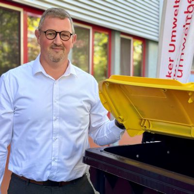 Robert Enge erklärt, was in die Gelbe Tonne darf und was nicht.   Fotonachweis: Landkreis Prignitz / Gina Werthe