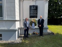 Landrat Christian Müller (r.) und der stellvertretende Kreistagsvorsitzende Siegbert Winter legten an der Erinnerungstafel für die Opfer des Stalinismus einen Kranz nieder. Foto: Bernd Atzenroth / Landkreis Prignitz