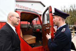 Halenbecks Ortswehrführer Florian Eisermann (r.) zeigte Landrat Cristian Müller das historische Fahrzeug der Halenbecker Wehr. Foto: Bernd Atzenroth / Landkreis Prignitz