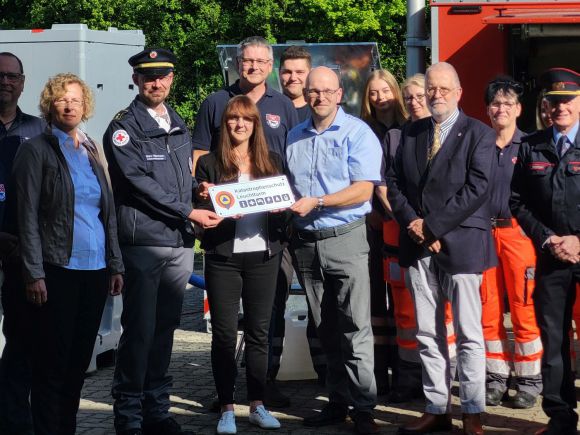 Bei der Übergabe der Ausrüstung für den Katastrophenschutz-Leuchturm unter anderem dabei (vordere Reihe v.l.n.r.): Katja Schröder, Marc Histermann, Katrin Lange, hinter ihr Marcus Bethmann, dann Christian Müller, Lutz-Thomas Dieckmann, Christian Reisinger sowie hinter Katrin Lange zu sehen Marcus Bethmann. Foto: Landkreis Prignitz